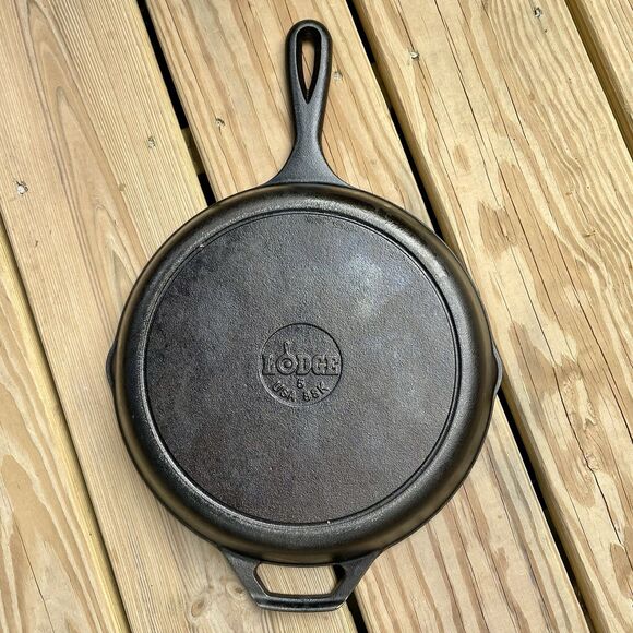 LODGE 8SK Cast Iron Skillet 10" Frying Pan Double-Handle Pour Spouts USA - Picture 4 of 7